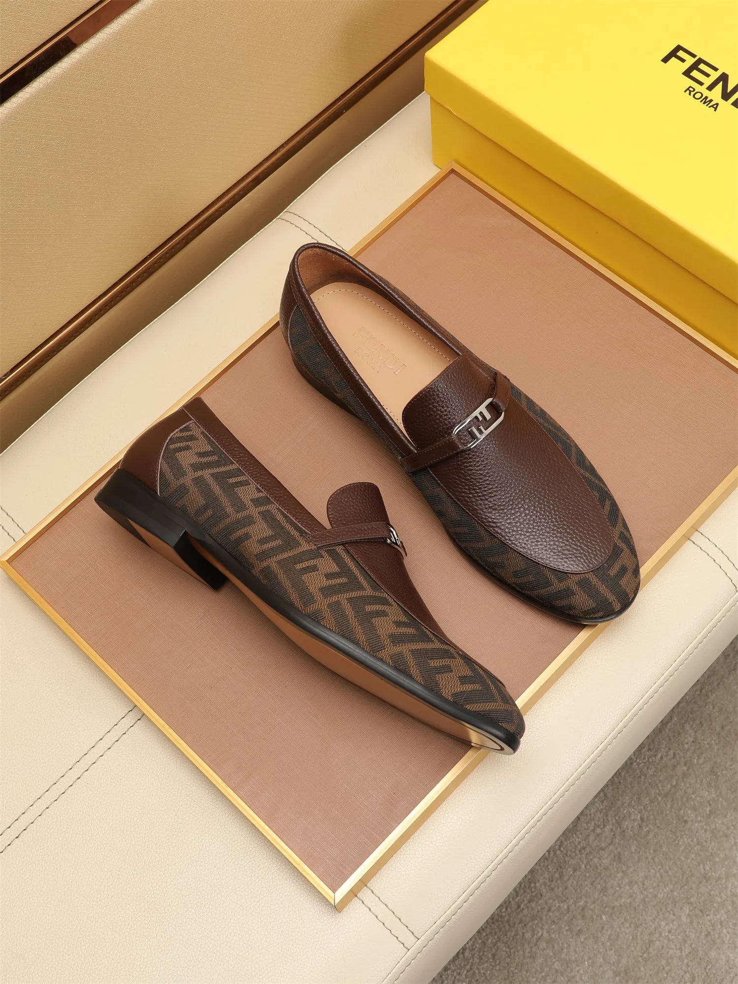 Men's shoes💰460 🕷🕷【FENDI】The latest men's formal leather shoes🇨🇳Classic series not to be missed💯The first layer is made of imported first-layer cowhide☘Original quality, the leather is smooth and delicate🎋Awesome version, perfect streamlined outline🍇Cowhide lining, size 38-44 (customized at 45.46)...